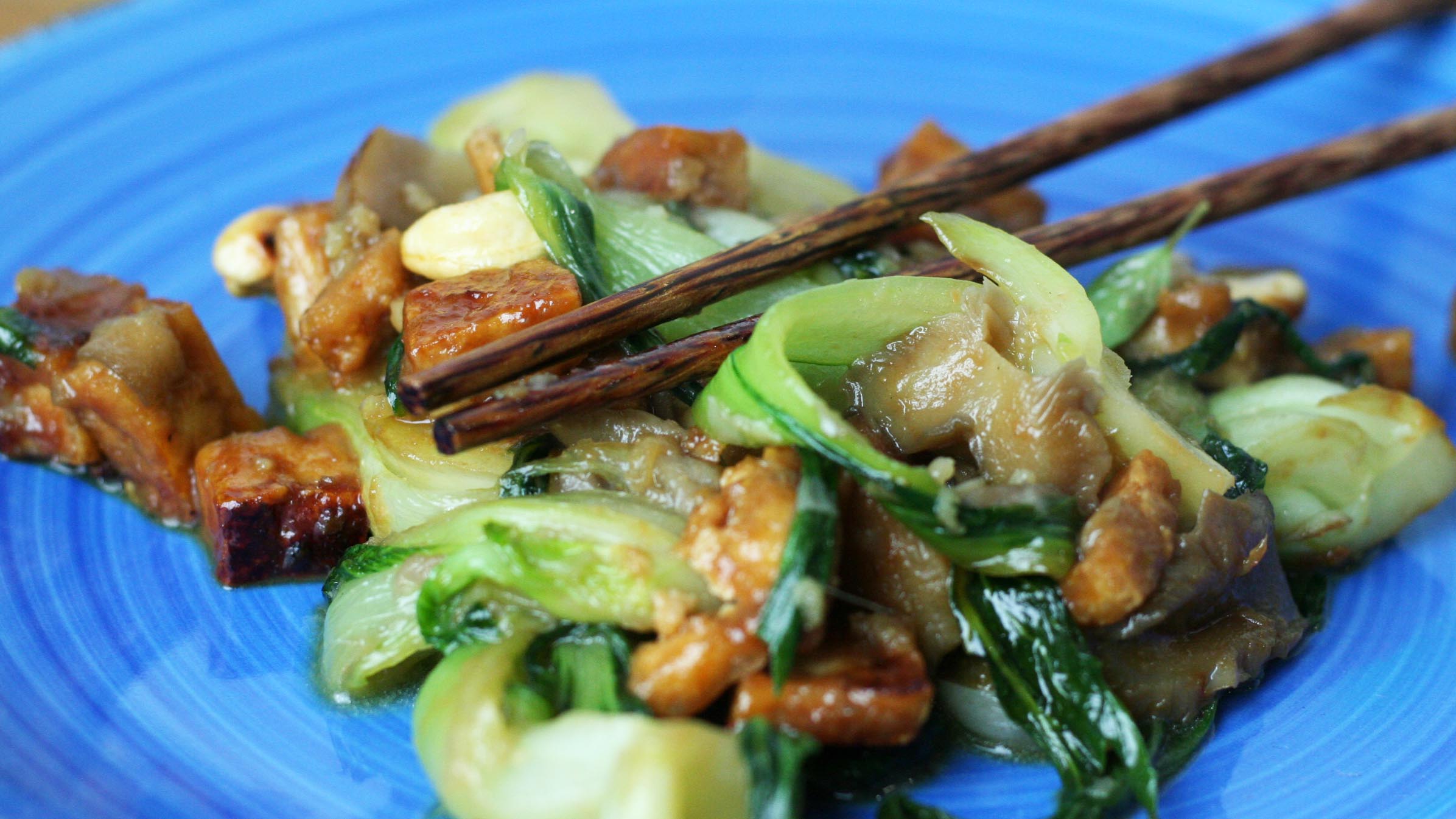 Pak choi z tofu i grzybami - JAK uMAMI - wegański stir fry.